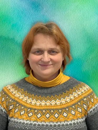 Portrét učitelky inspirované svobodným vzděláváním, která věří v spolupráci, respekt a přirozený rozvoj dětí.