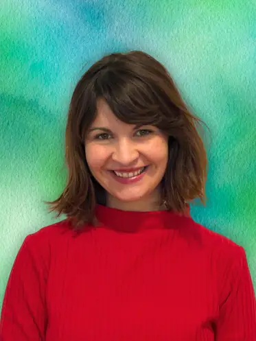 Portrét Markéty, Montessori průvodkyně a učitelky, usměvavé ženy milující přírodu, děti a svobodné vzdělávání.